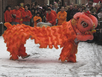 862269 Afbeelding van de dansende draak, onderdeel van de viering van Chinees Nieuwjaar op het Jacobskerkhof in Wijk C ...